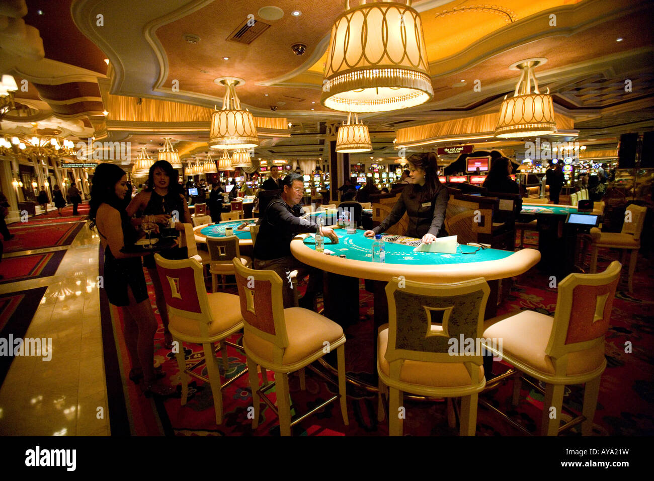 Uomo al tavolo da gioco con cameriere in casino interno, Las Vegas, Nevada  Foto stock - Alamy