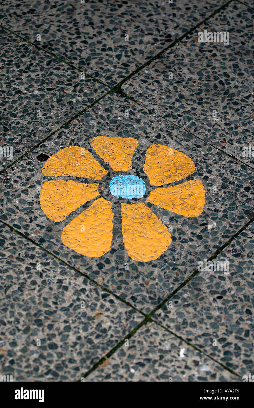 Fiore dipinta su un marciapiede Foto Stock