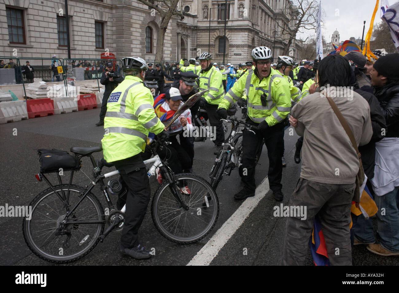 La polizia di Londra azzuffa con Pro-Tibetan manifestanti come Pechino torcia olimpica arriva a 31 miglia del capitale le strade Foto Stock