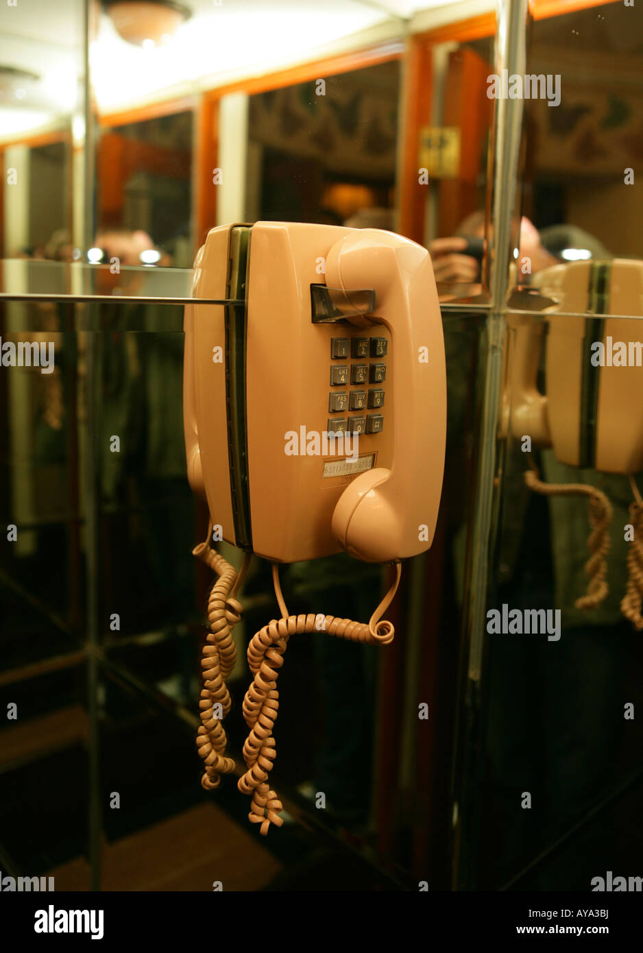 telefono in un ascensore Foto Stock
