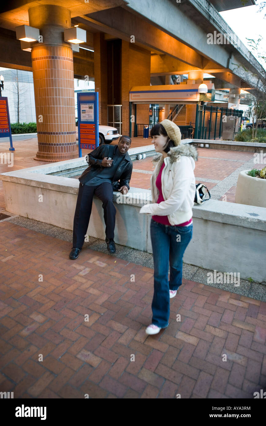Allegro giovani inter-razziale giovane al di fuori di una stazione ferroviaria Foto Stock