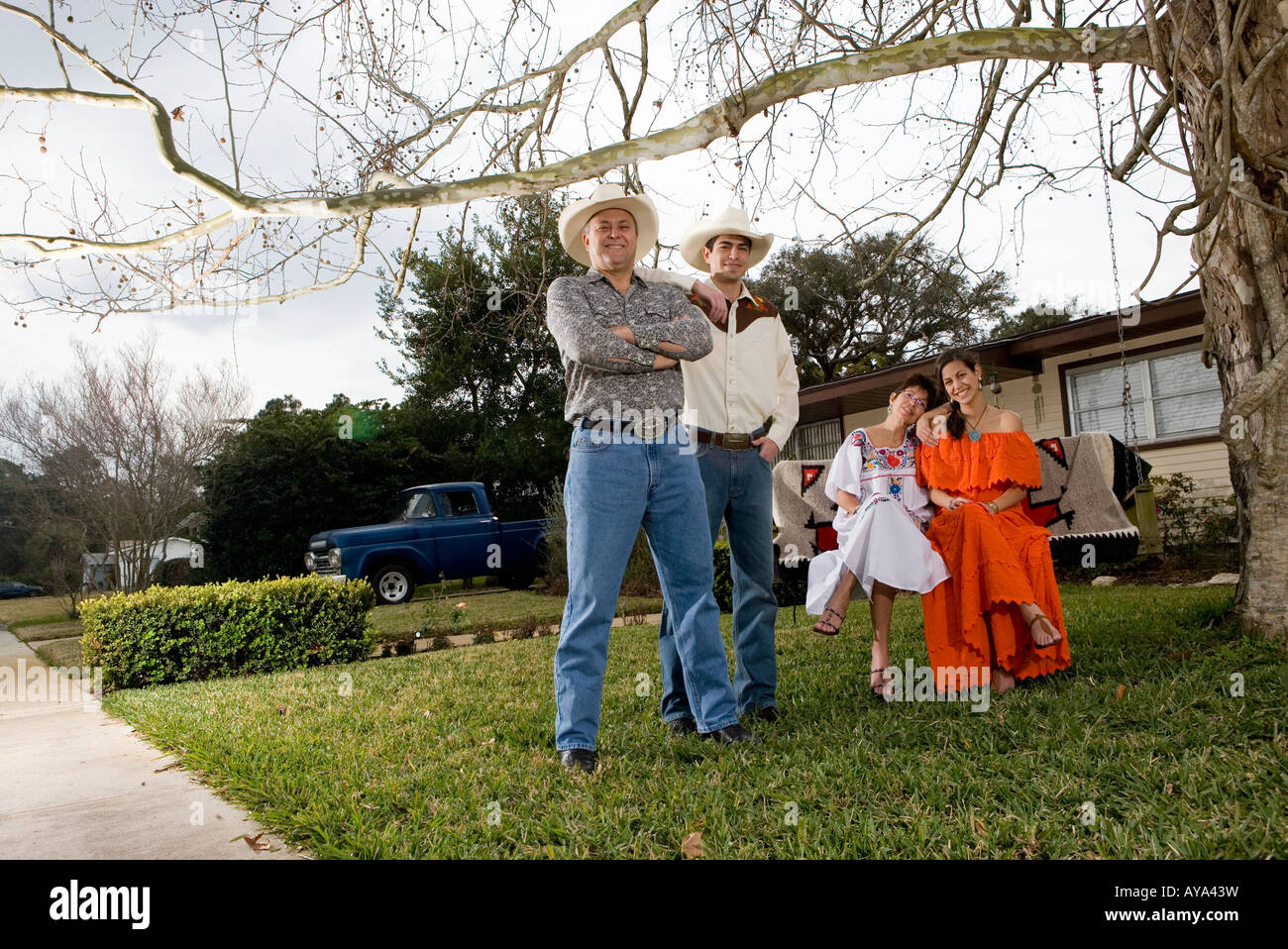 Ritratto di un Tex-Mex famiglia con figli adulti nel cortile anteriore della casa Foto Stock