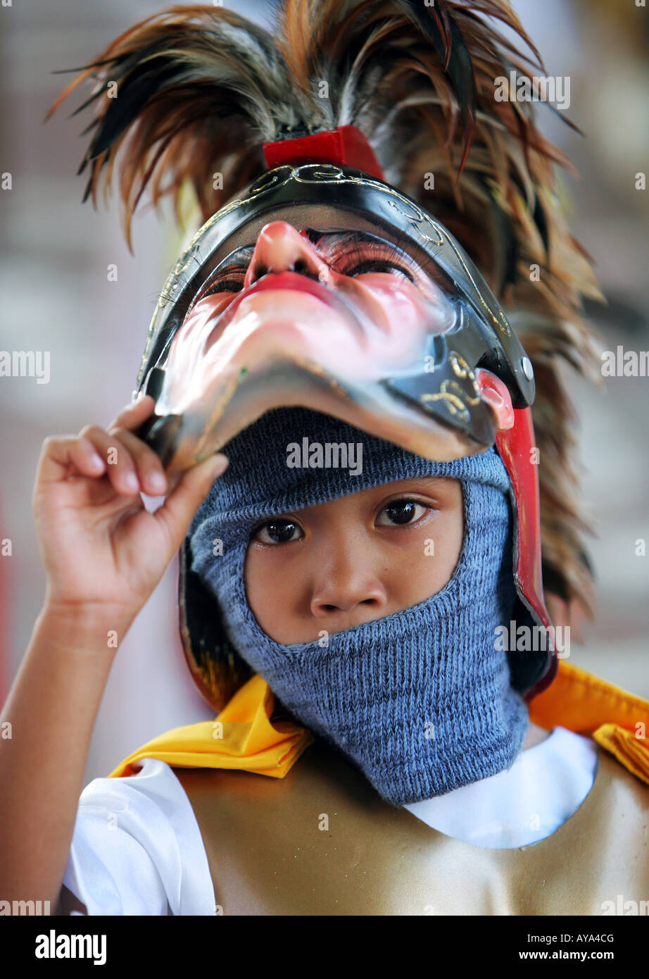 Filippine: boy in Moriones maschere in occasione dell'annuale festival Moriones Foto Stock