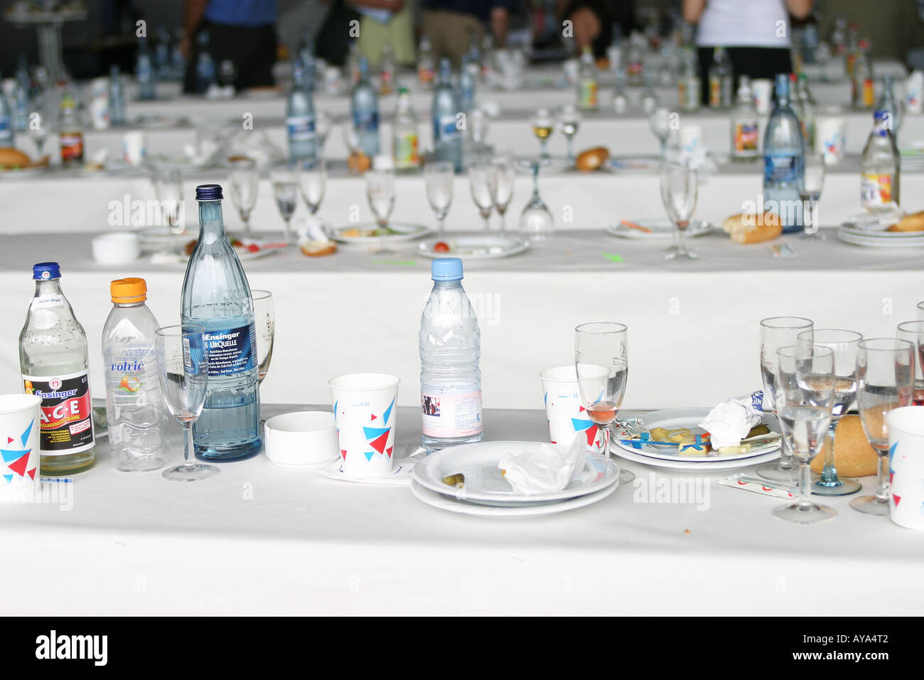Tabelle dopo una festa Foto Stock