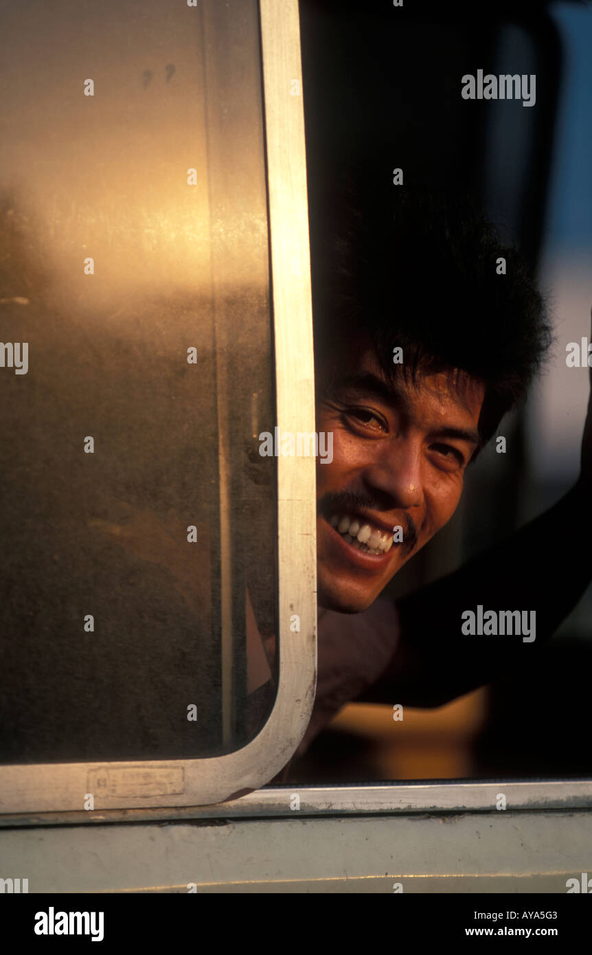 Cina Jiangxi Provincia Nanjing passeggeri sorrisi dal bus finestra sul Fiume Yangtze Bridge al tramonto Foto Stock