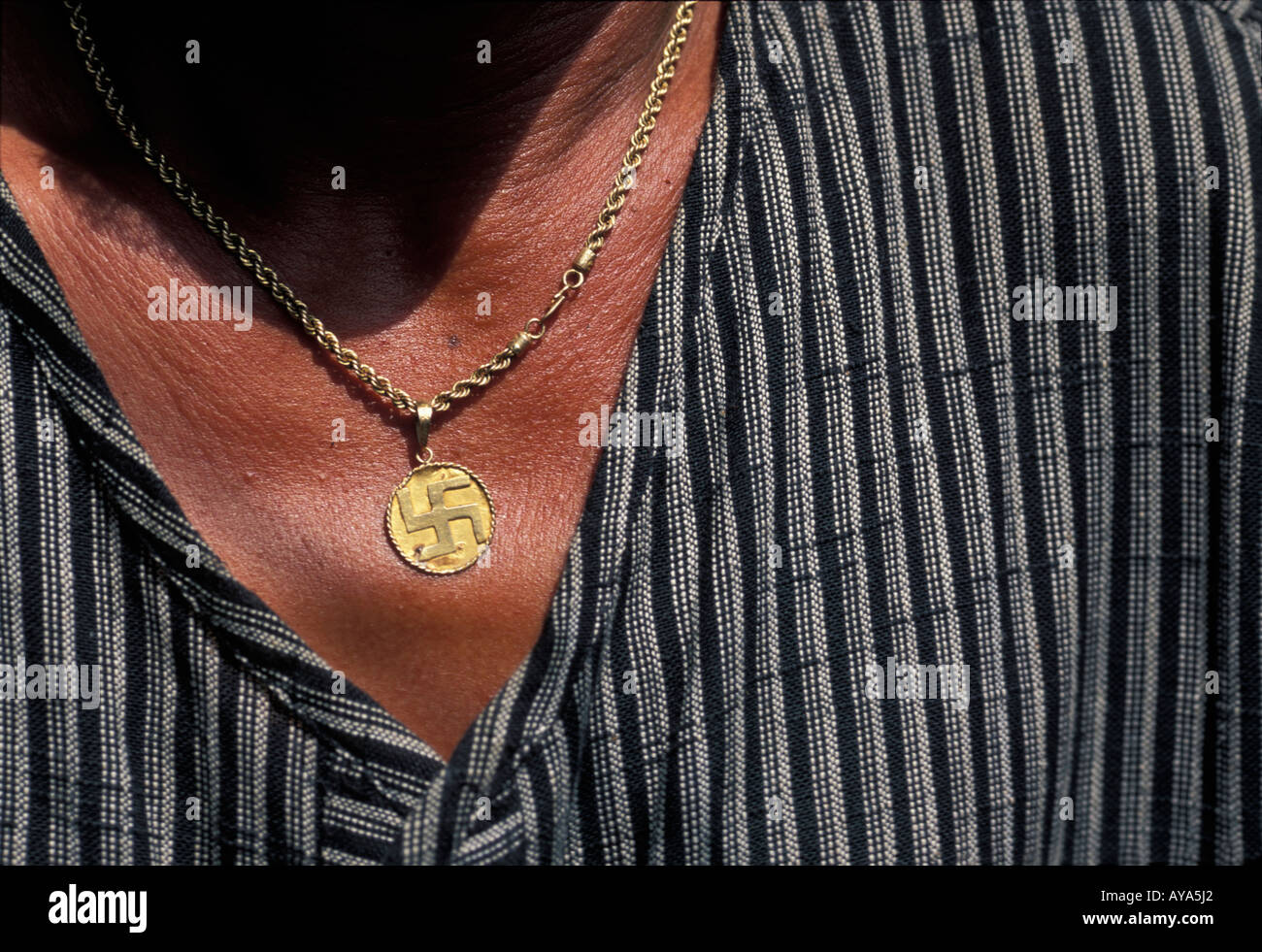 Indonesia Bali l uomo con i religiosi con la svastica non pendente emblema nazista Foto Stock