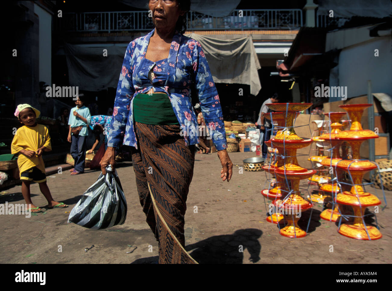Indonesia Bali tradizionalmente vestiti donna cammina attraverso il mercato nella città di Gianyar Foto Stock