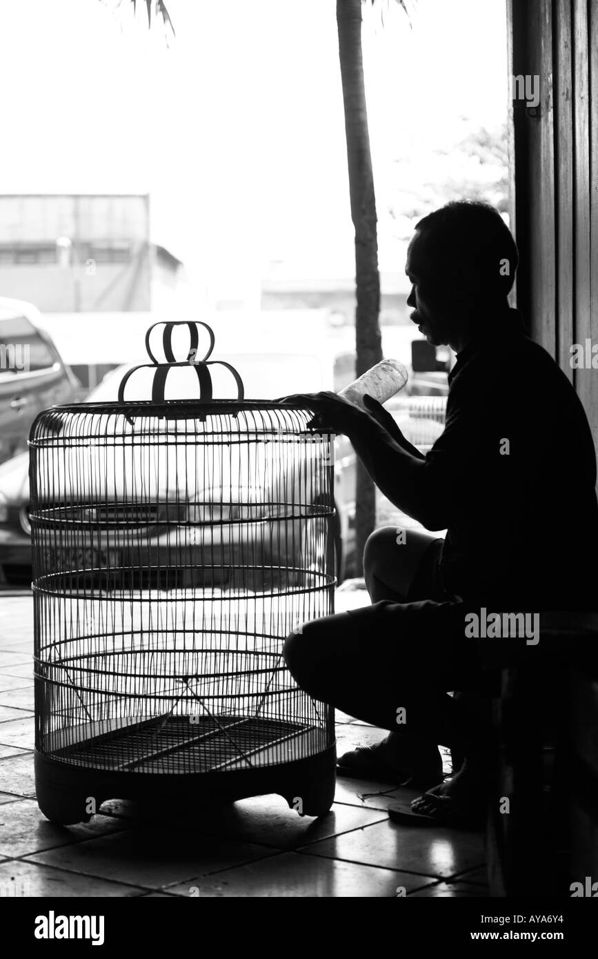 Indonesia Jakarta uomo la costruzione di legno bird gabbie all'interno del Bird Market Foto Stock