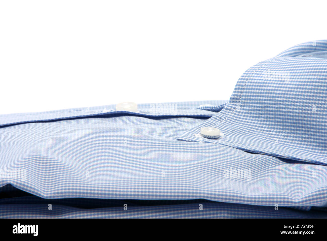 Maglietta Blu closeup isolato su sfondo bianco con copia spazio moda e abbigliamento concetti Foto Stock