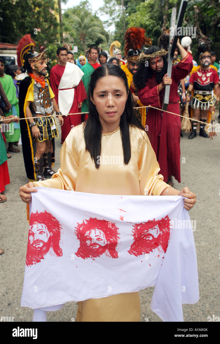 Via Crucis del Venerdì Santo: Veronika portare il panno il sudore di Gesù durante la passione giocare al Moriones Festival Foto Stock