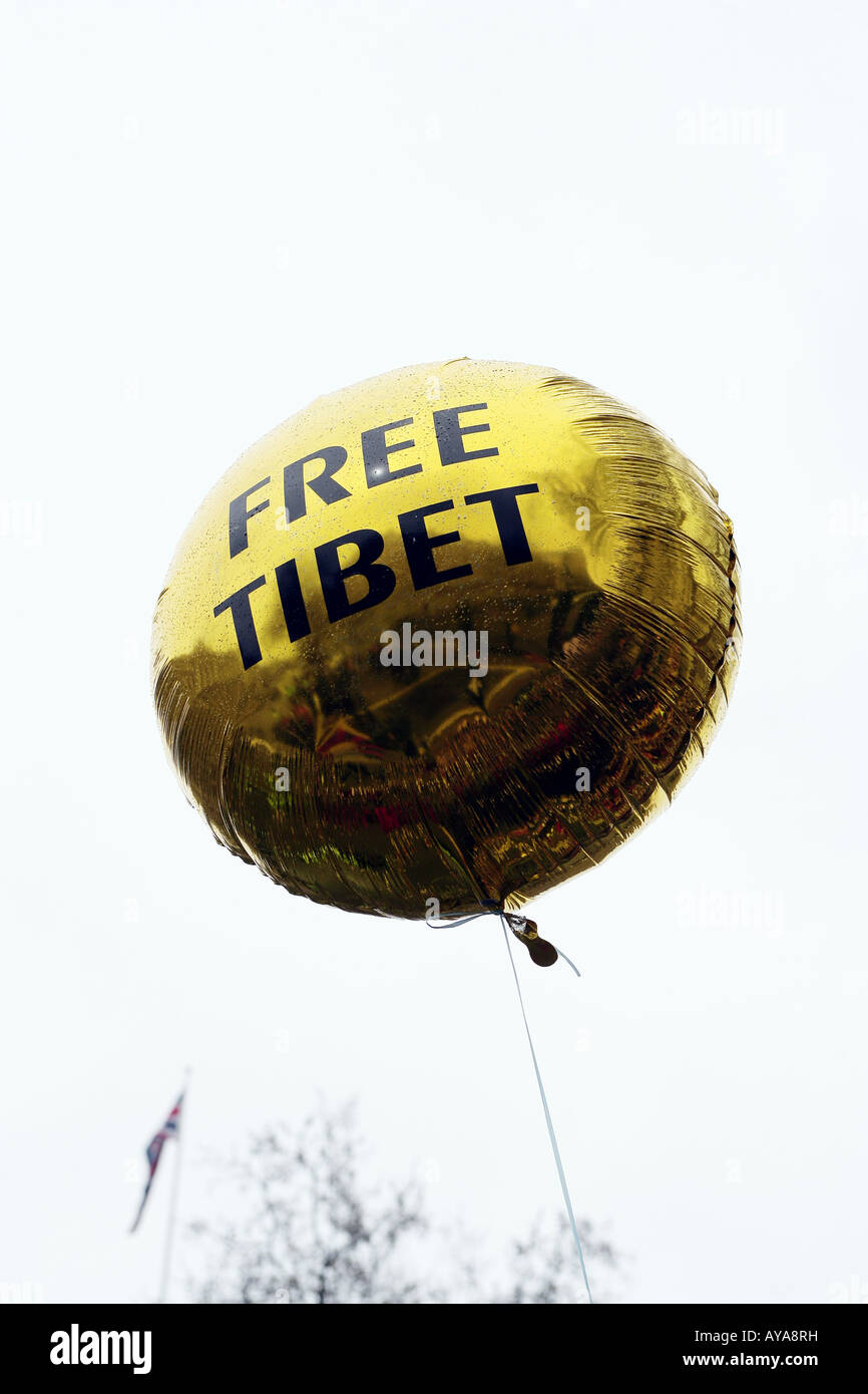 Free Tibet palloncino vola su Londra durante la dimostrazione all arrivo dei Giochi Olimpici 2008 torcia in Londra Foto Stock