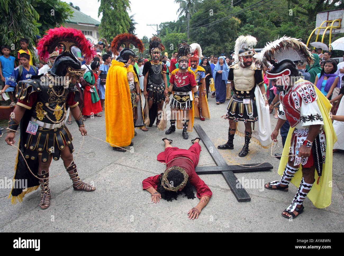 Filippine, la processione di Pasqua a Moriones Festival il Venerdì Santo. Cuscinetto a Gesù la croce nel cammino della croce processione Foto Stock