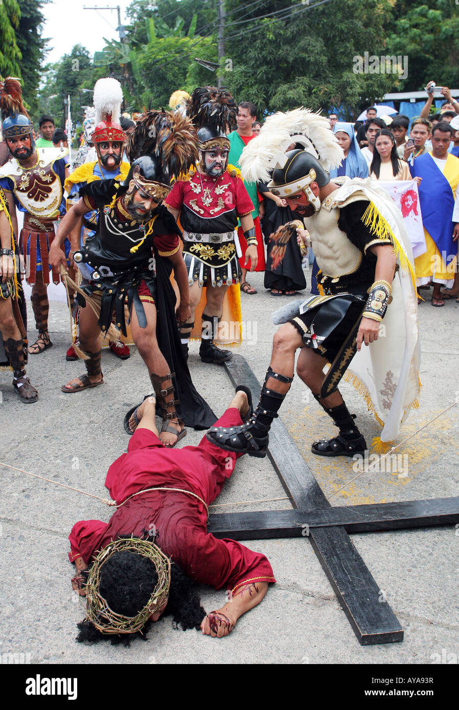 Filippine, la processione di Pasqua a Moriones Festival il Venerdì Santo. Cuscinetto a Gesù la croce nel cammino della croce processione Foto Stock
