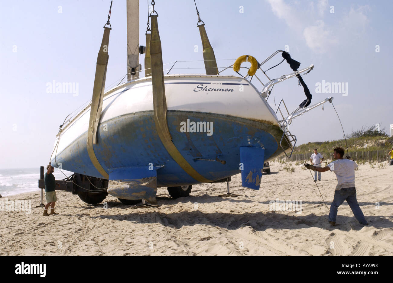 Sagaponack ny 100502 una barca a vela che lavato fino a terra in mare mosso a beach lane in sagaponack venerdì notte viene rimosso mediante seatow e chesterfield assc sabato pomeriggio Foto Stock