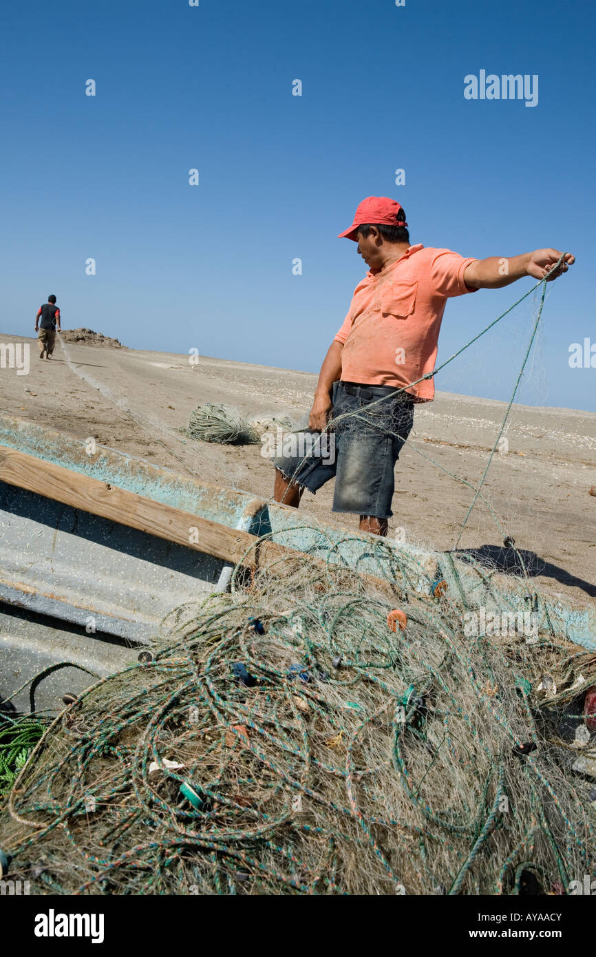 I pescatori di mantenere reti Las Penitas costa del Pacifico del Nicaragua Foto Stock