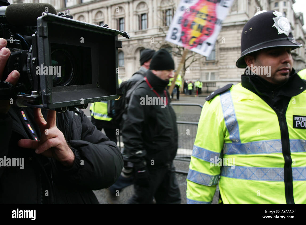 Pellicola straniera personale che lavora nella manifestazione a Londra Foto Stock