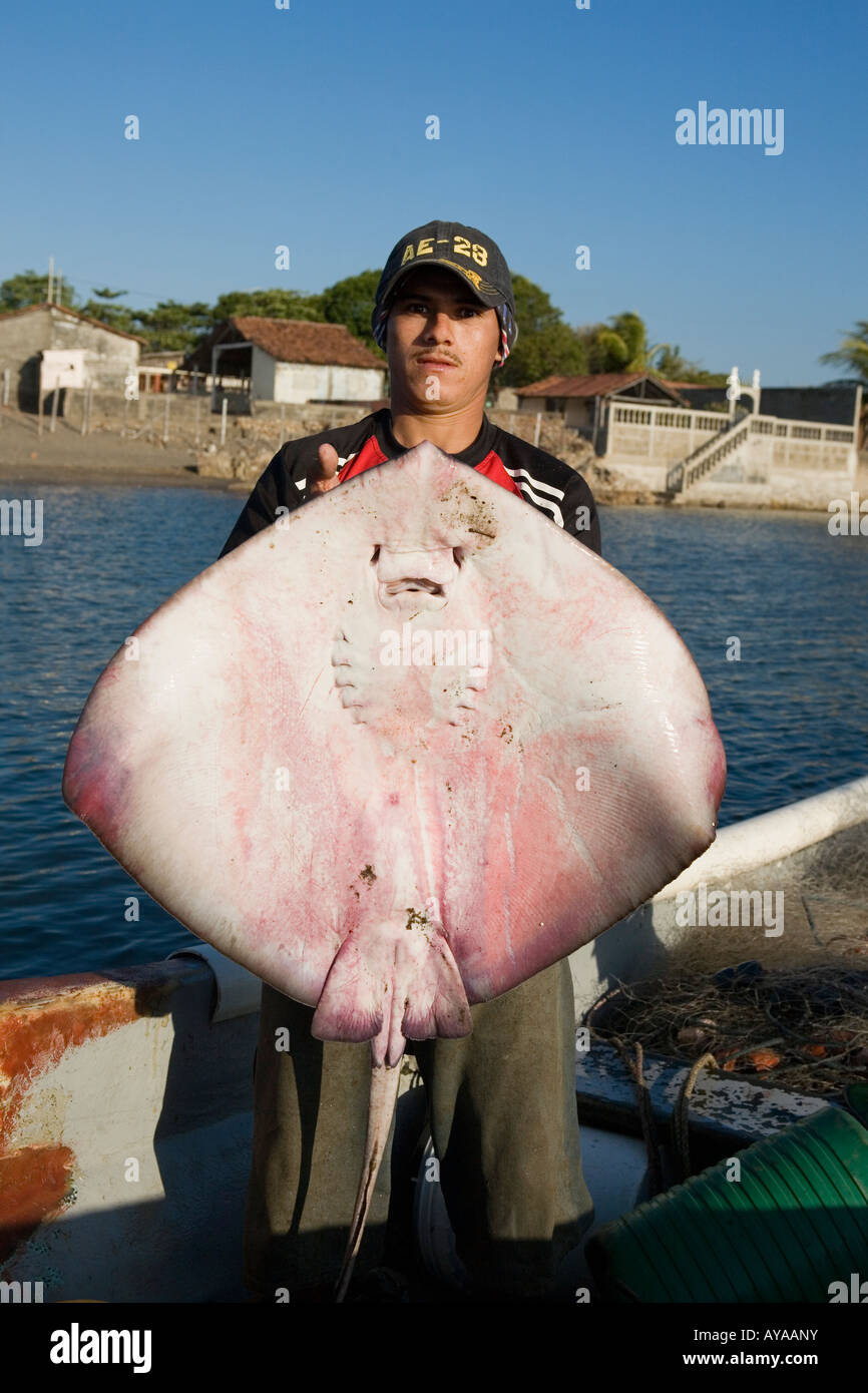 Pescatore con manta ray Las Penitas costa del Pacifico del Nicaragua Foto Stock
