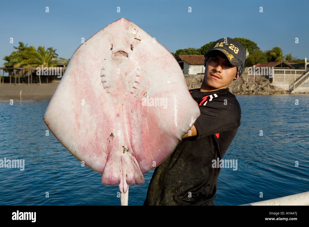 Pescatore con manta ray Las Penitas costa del Pacifico del Nicaragua Foto Stock