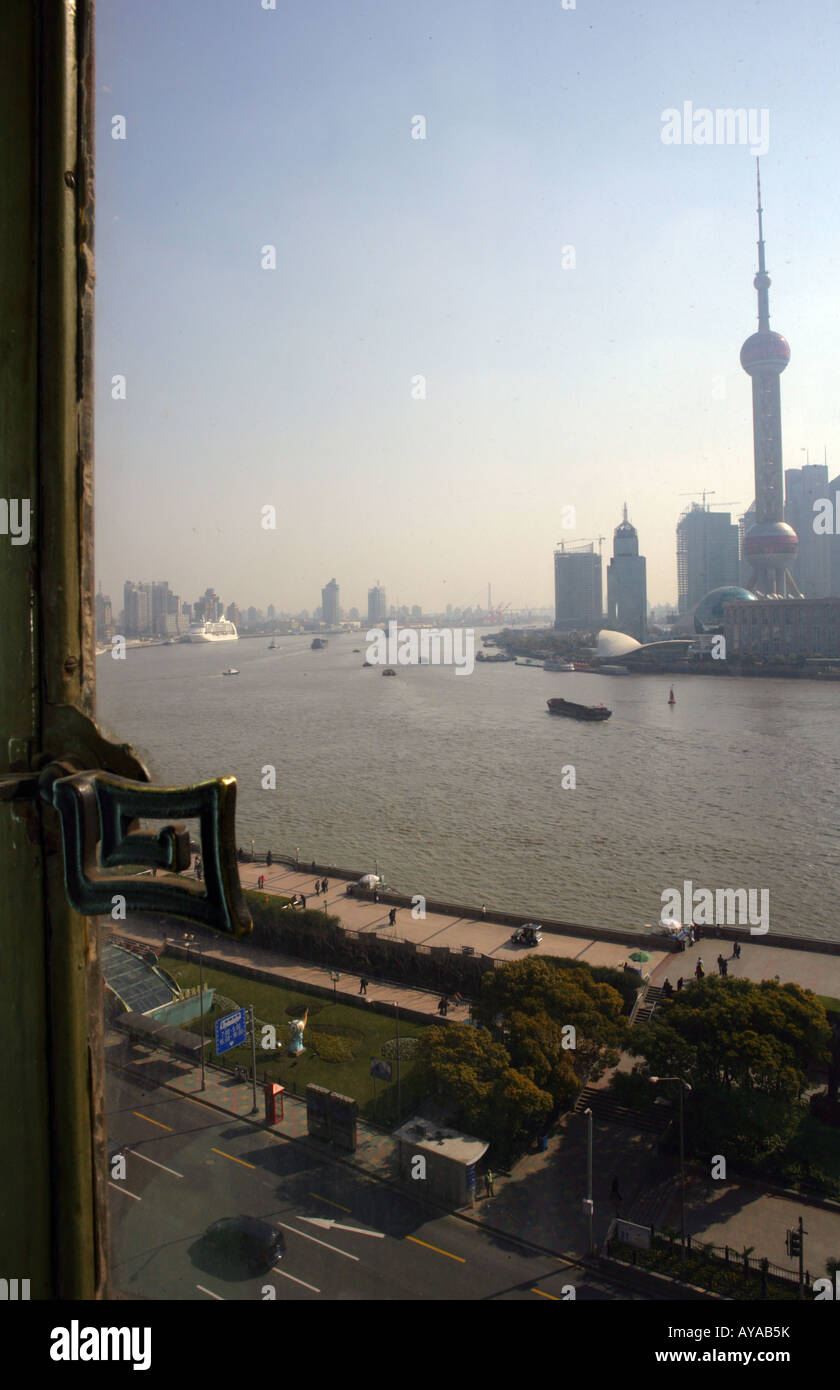 Vista sulla skyline di Shanghai da una vecchia finestra cinese Foto Stock