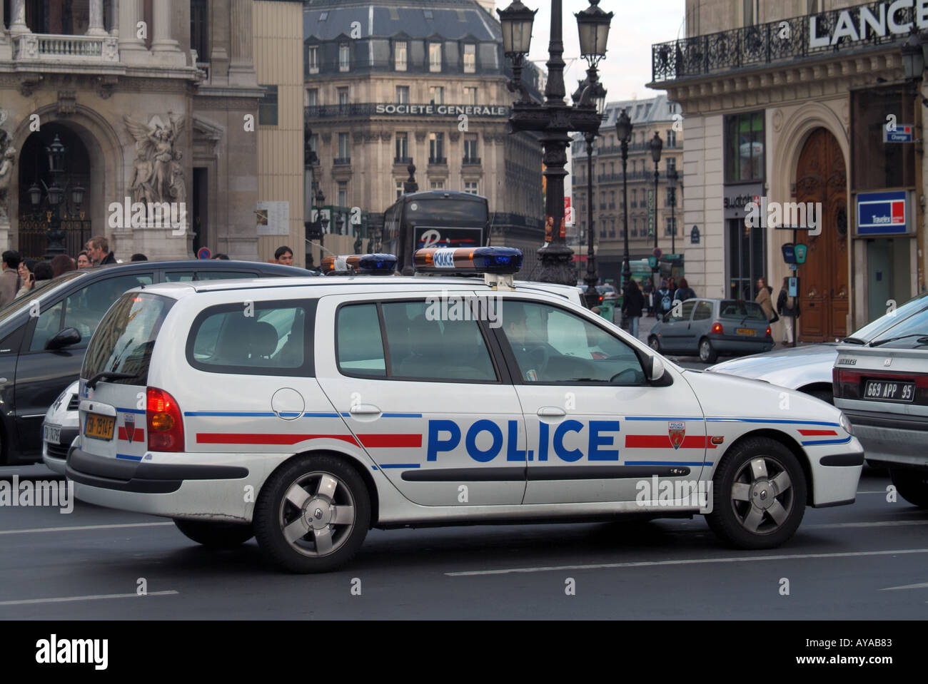 Parigi auto della polizia di pattuglia Foto Stock