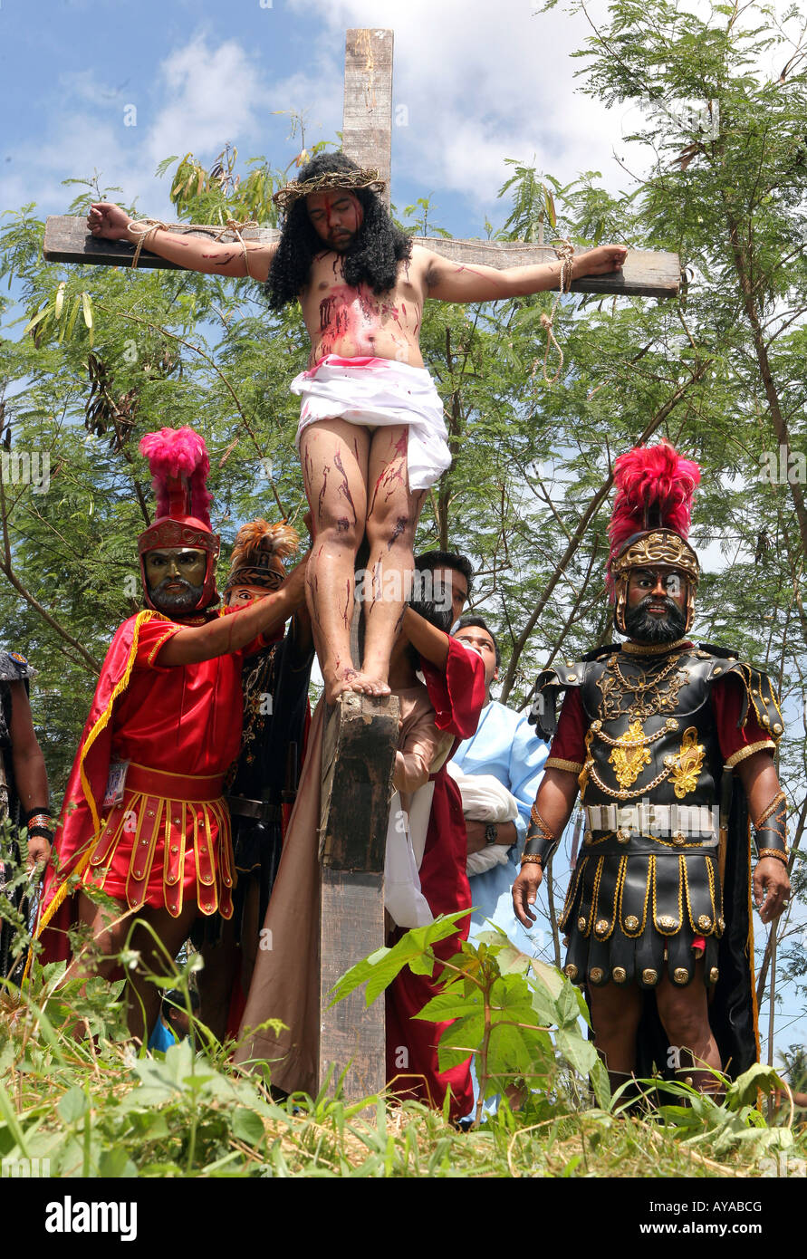 Filippine, Marinduque Isola, Gesù in croce durante l annuale passion play durante il Festival Moriones Foto Stock