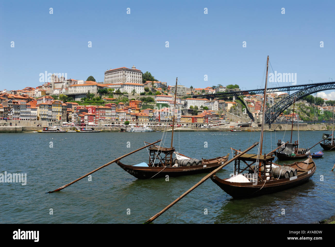 Porto Portogallo tradizionali barche a vela in legno barcos rabelos ormeggiato sul fiume Douro Foto Stock