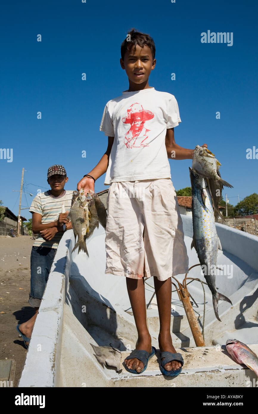 Ragazzo con cattura di pesce Las Penitas costa del Pacifico del Nicaragua Foto Stock