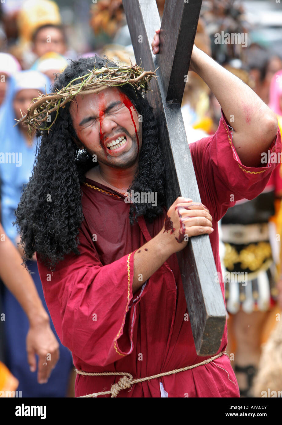 Filippine, la processione di Pasqua a Moriones Festival il Venerdì Santo. Cuscinetto a Gesù la croce nel cammino della croce processione Foto Stock