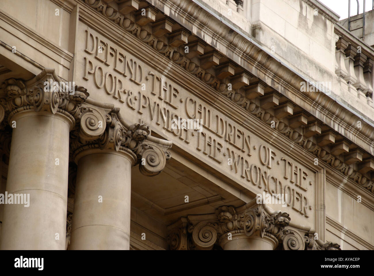 Iscrizione sulla parte esterna della Old Bailey Londra Foto Stock