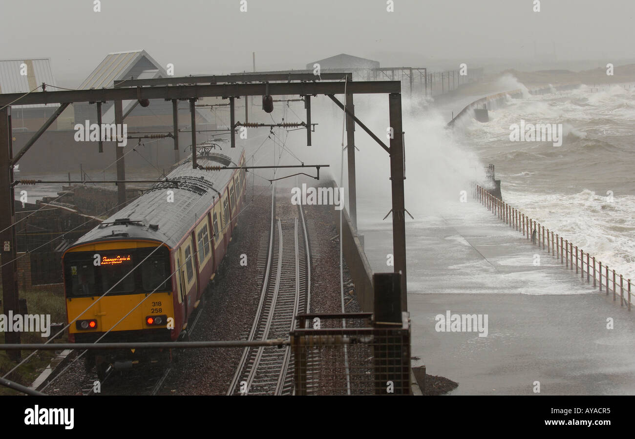 In treno in condizioni atmosferiche estreme Foto Stock