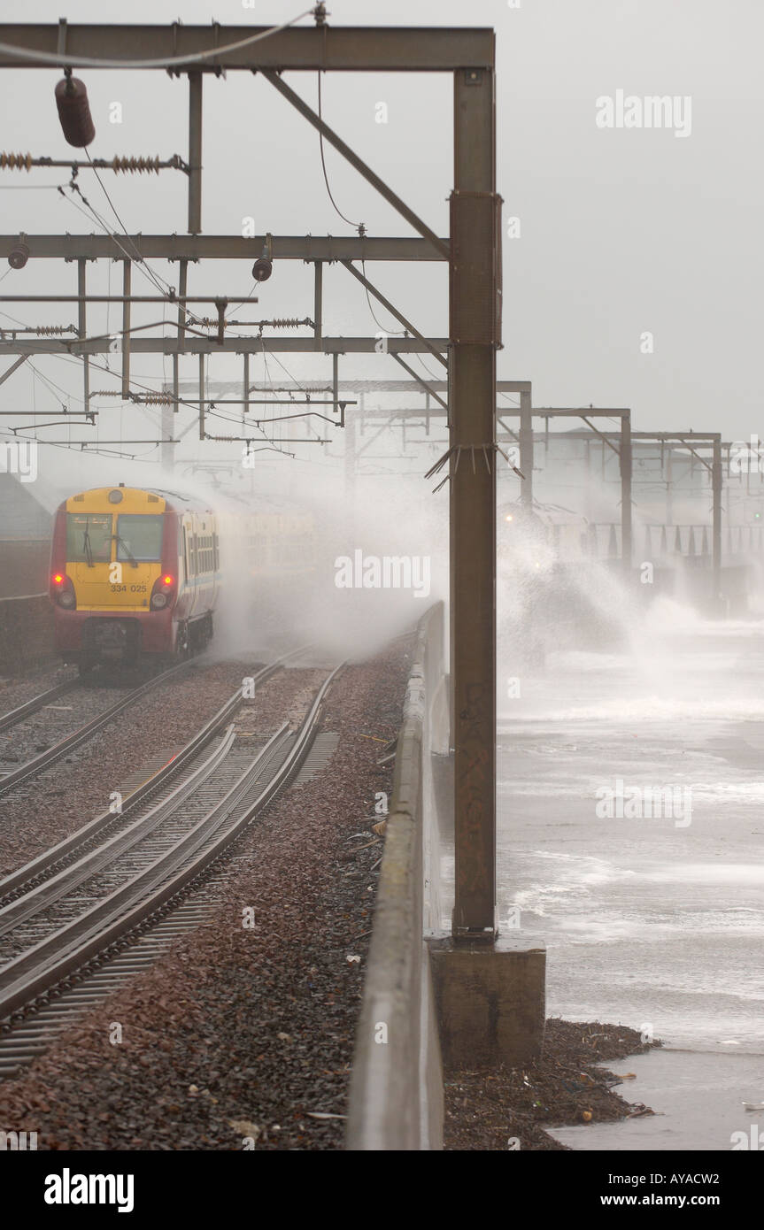 In treno in condizioni atmosferiche estreme Foto Stock