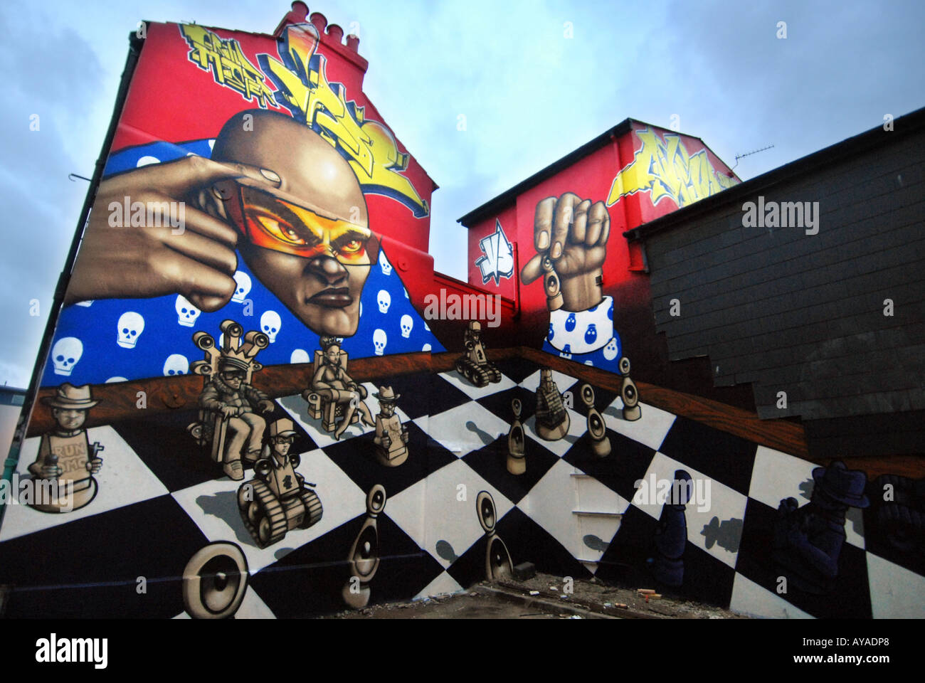 Arte dei graffiti sul timpano termina di case a schiera in Brighton Foto Stock