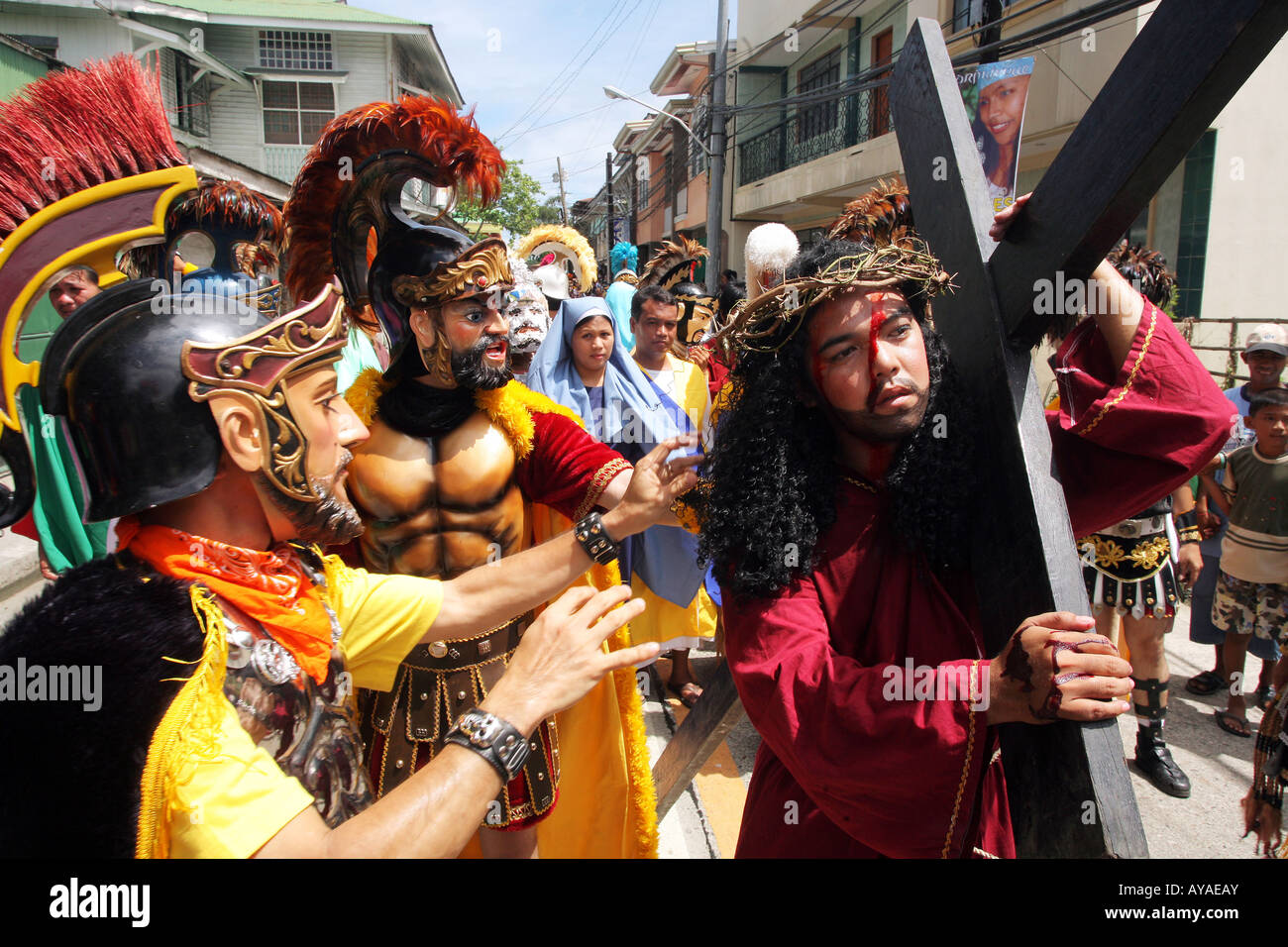 Filippine, la processione di Pasqua a Moriones Festival il Venerdì Santo. Cuscinetto a Gesù la croce nel cammino della croce processione Foto Stock