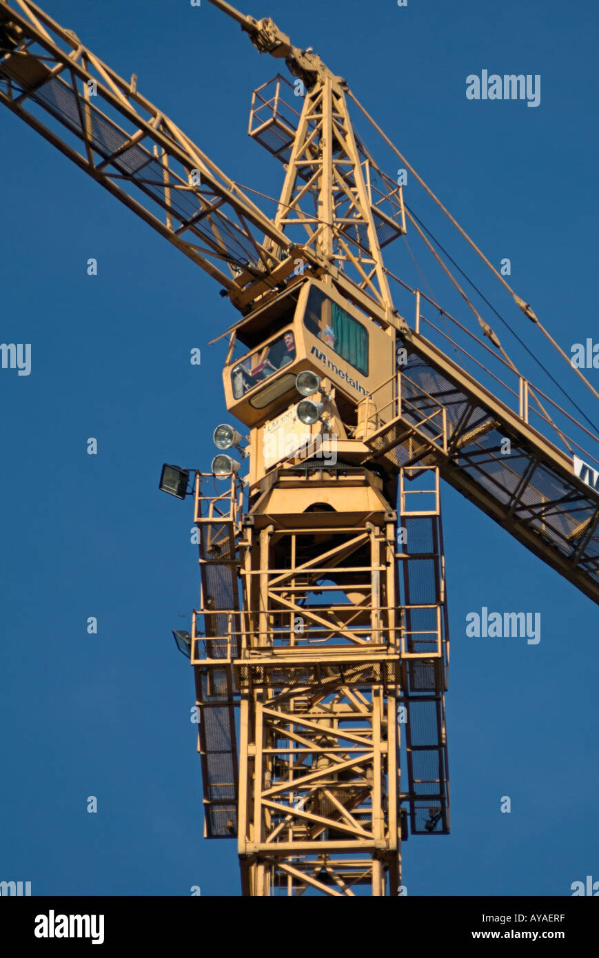 Gru da cantiere contro un cielo blu Close Up Foto Stock