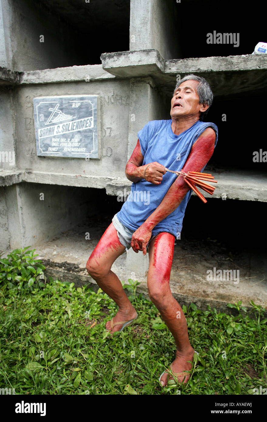 Filippino flaggelants hit themselve il Venerdì Santo al cimitero nel Gasan, Marinduque Isola, Filippine Foto Stock