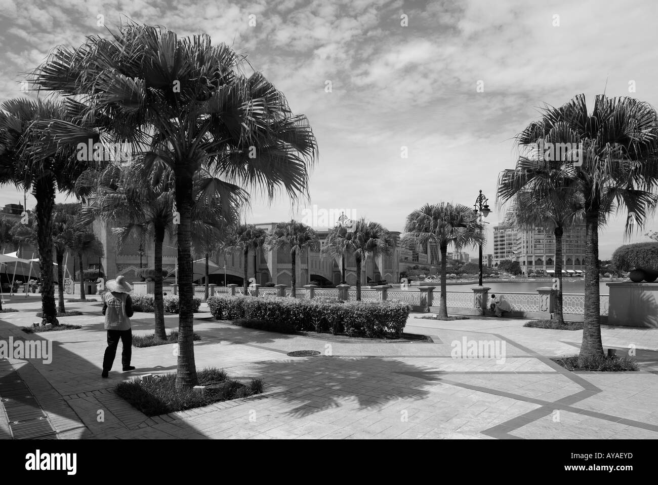 Malesia Kuala Lumpur palme e giardini lungo il lago artificiale che circonda Putra moschea nella nuova città capitale di Putrajaya Foto Stock