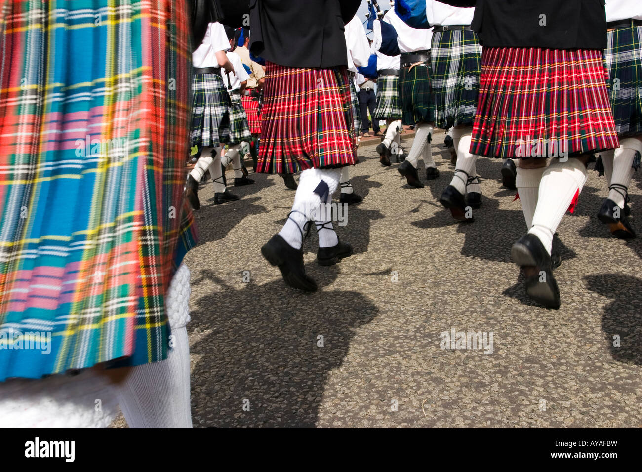 Marciando piedi con kilts Foto Stock