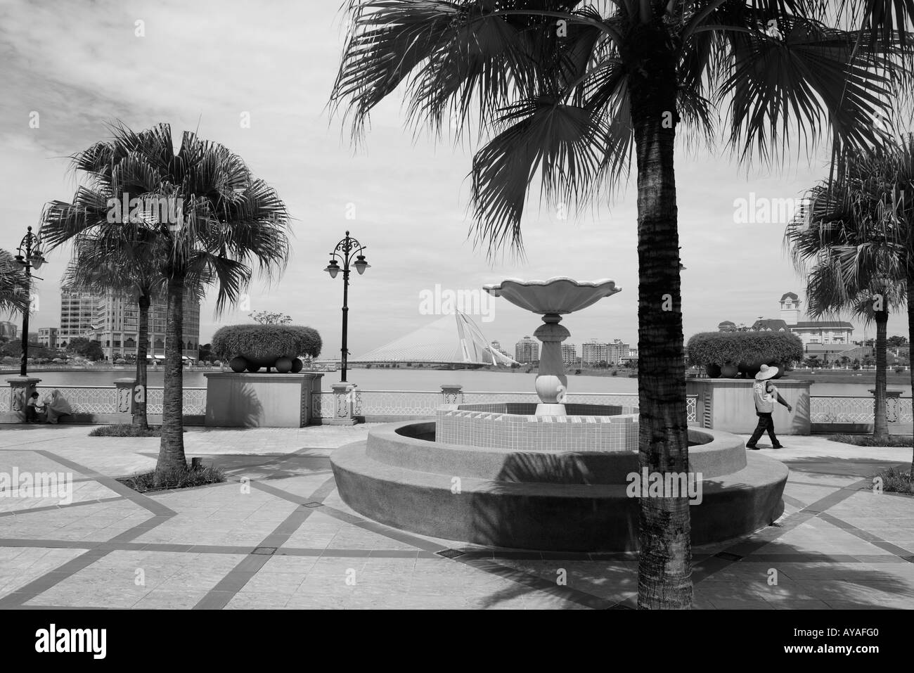 Malesia Kuala Lumpur palme e giardini lungo il lago artificiale che circonda Putra moschea nella nuova città capitale di Putrajaya Foto Stock