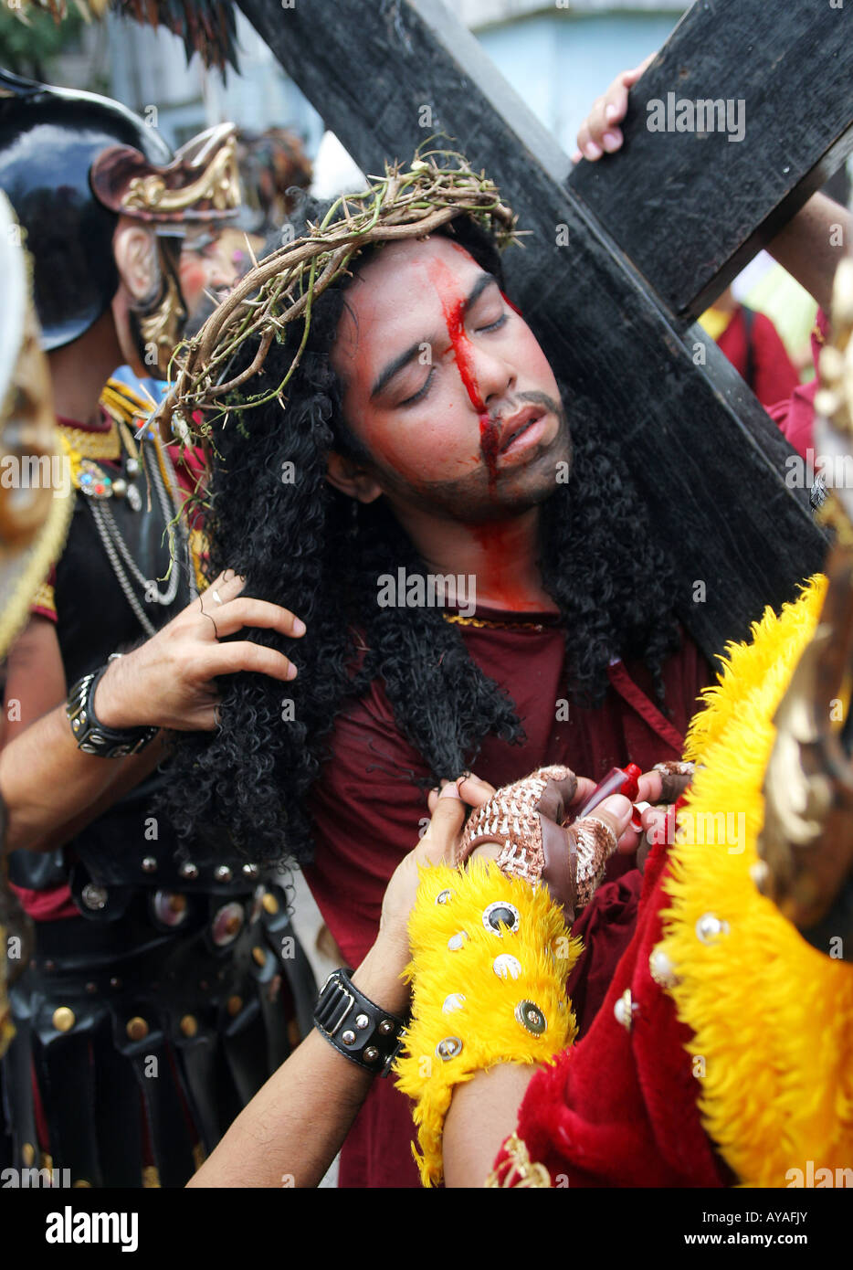 Filippine, la processione di Pasqua a Moriones Festival il Venerdì Santo. Cuscinetto a Gesù la croce nel cammino della croce processione Foto Stock