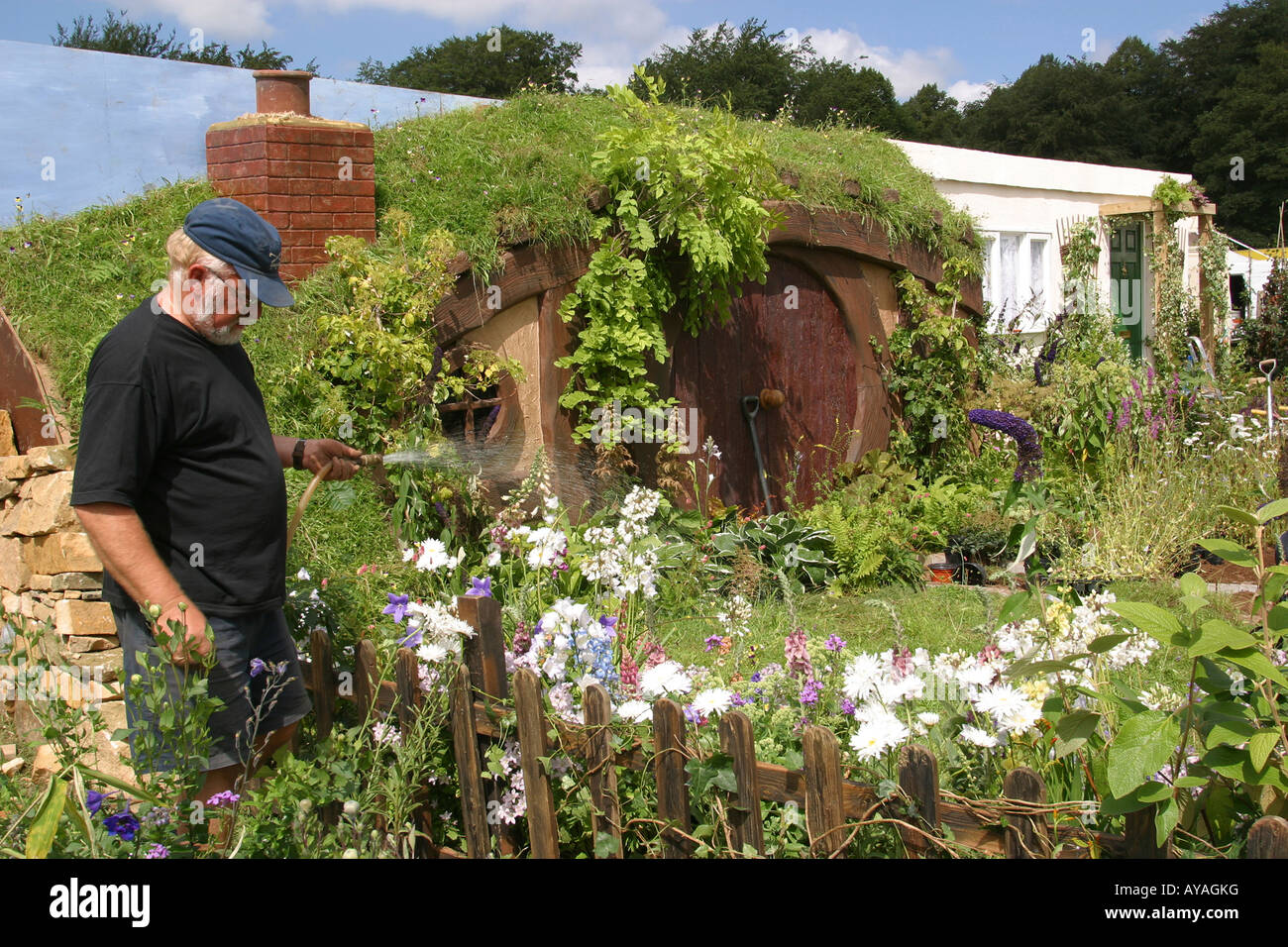 Regno Unito Cheshire Knutsford Tatton Hall RHS Flower Show proprietà di campagna Hobbit Giardino uomo fiori di irrigazione Foto Stock