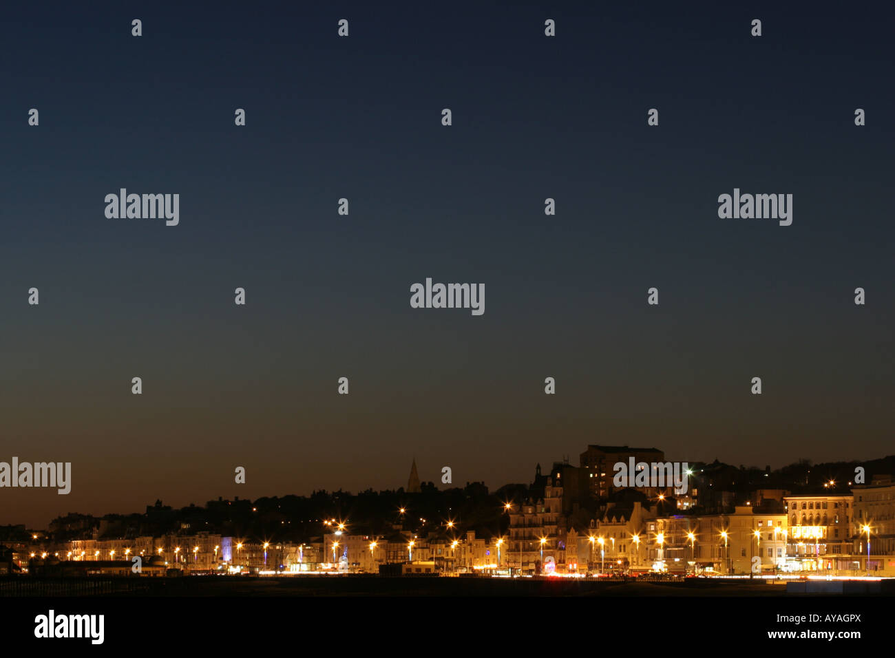 Tempo di notte fotografia paesaggio della città di Hastings, East Sussex, Inghilterra Foto Stock