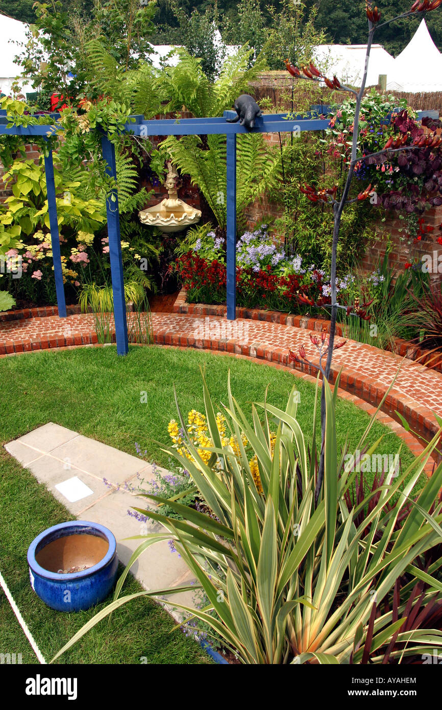 Regno Unito Cheshire Knutsford Tatton Hall RHS Flower Show un giardino Purrfect Anthony Nolan Trust Foto Stock
