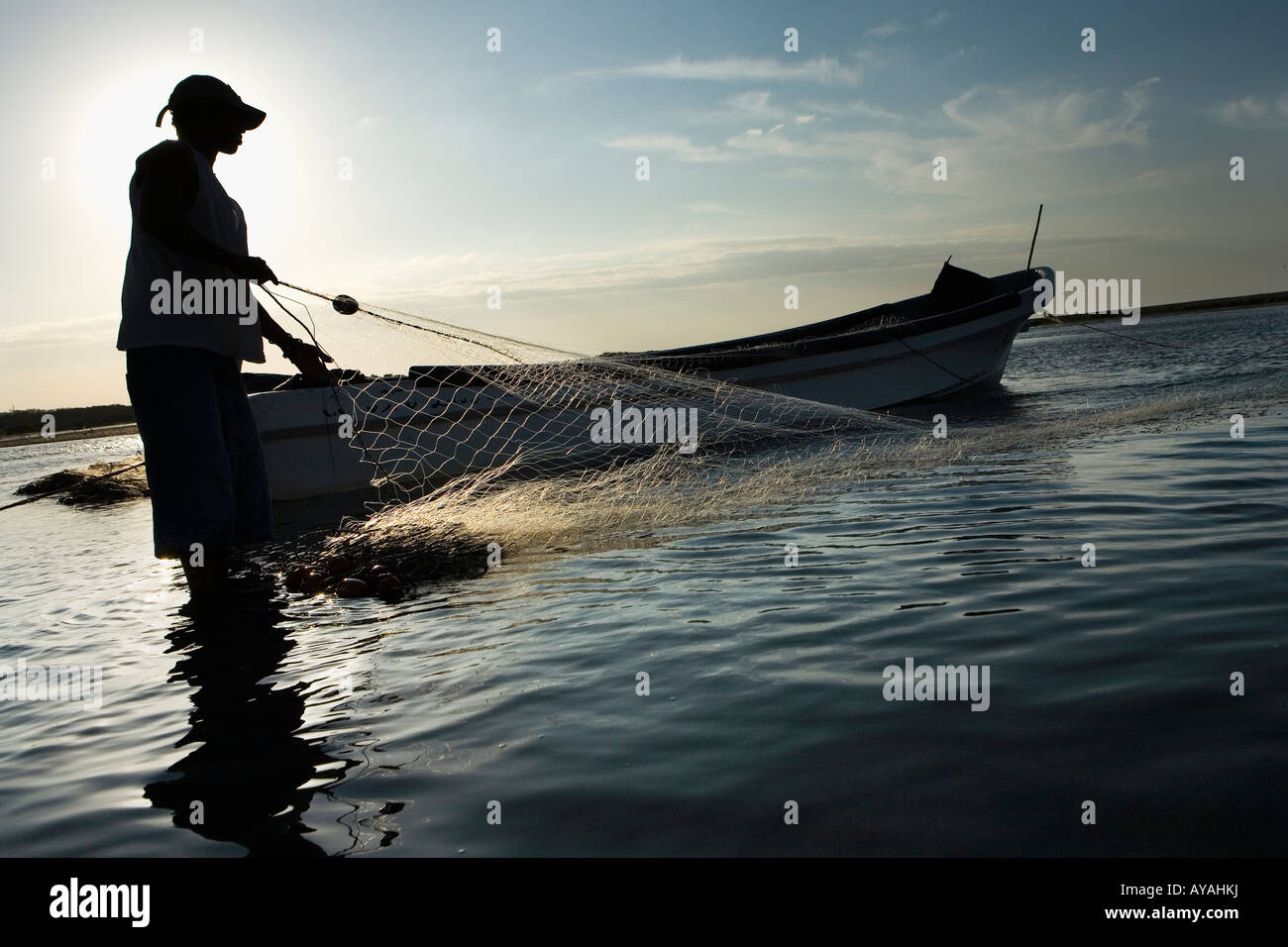 Pescatori tendono le loro reti Las Penitas costa del Pacifico del Nicaragua Foto Stock