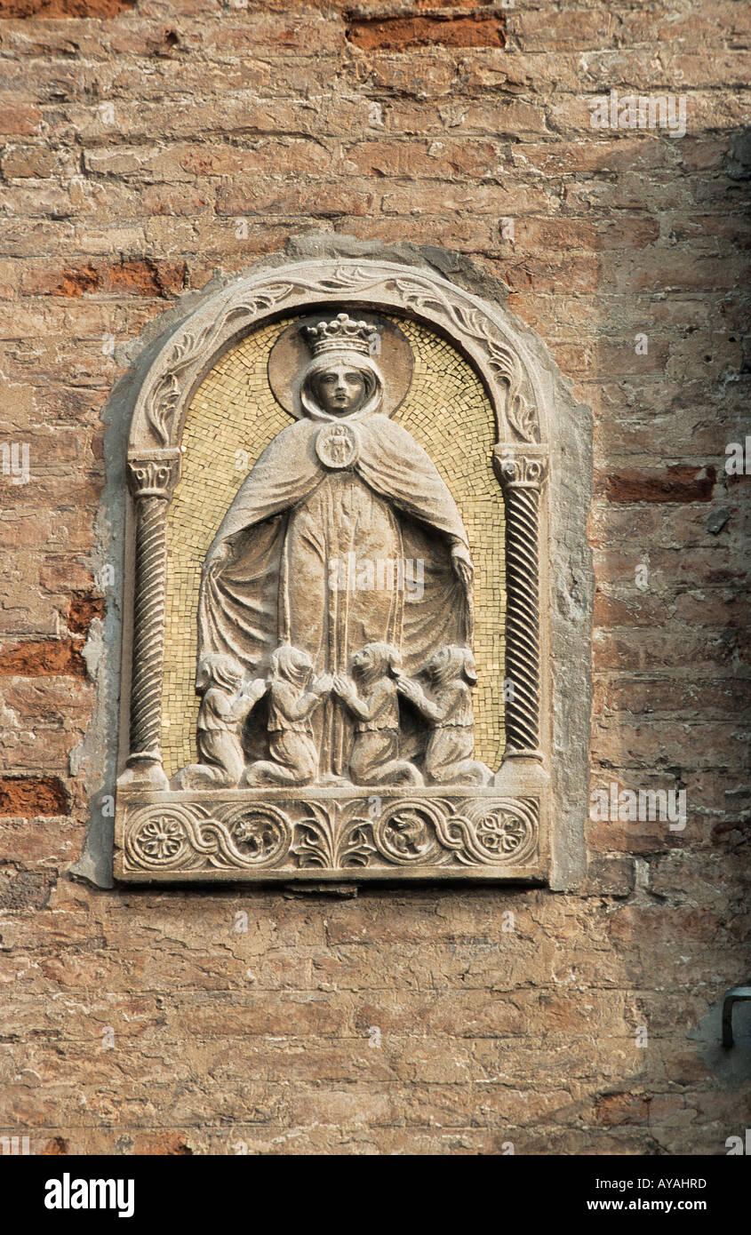 Dettaglio del mosaico della vergine in Calle del Aseo a Venezia Foto Stock