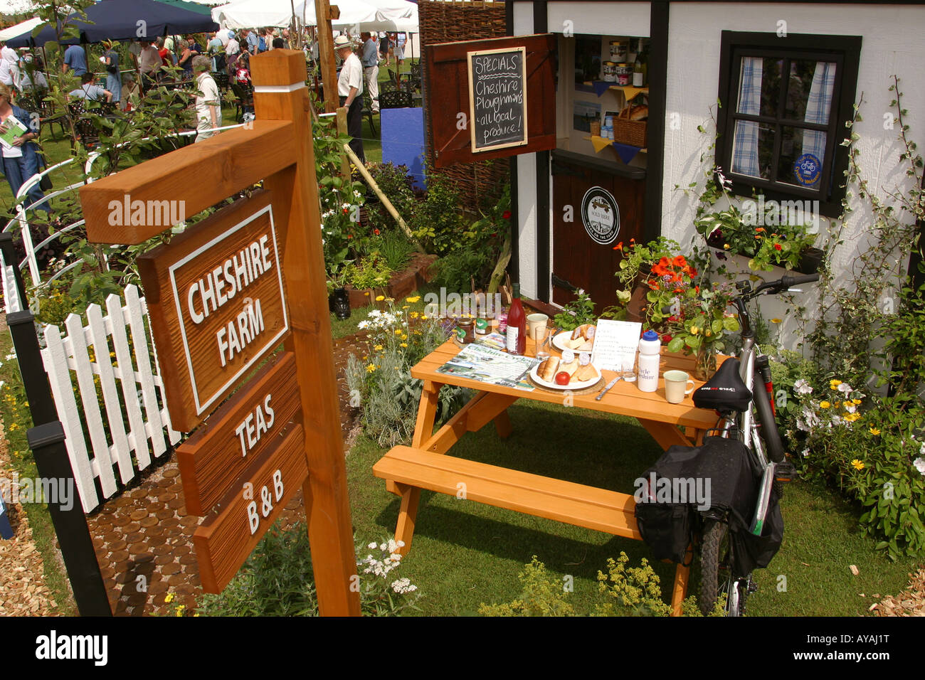 Regno Unito Cheshire Knutsford Tatton Hall RHS Flower Show Cheshire Giardino Ciclismo | Turismo Foto Stock