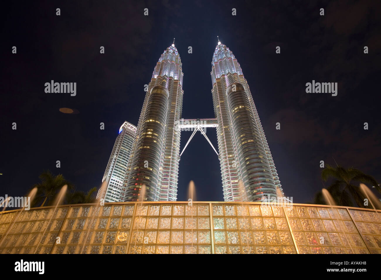 Malesia Kuala Lumpur 88 storia alte torri Petronas di notte il mondo s più alto edificio dal 1998 a 452 metri o 1483 piedi Foto Stock