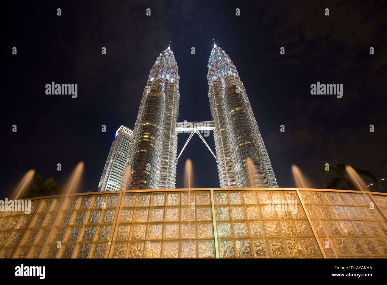 Malesia Kuala Lumpur 88 storia alte torri Petronas di notte il mondo s più alto edificio dal 1998 a 452 metri o 1483 piedi Foto Stock