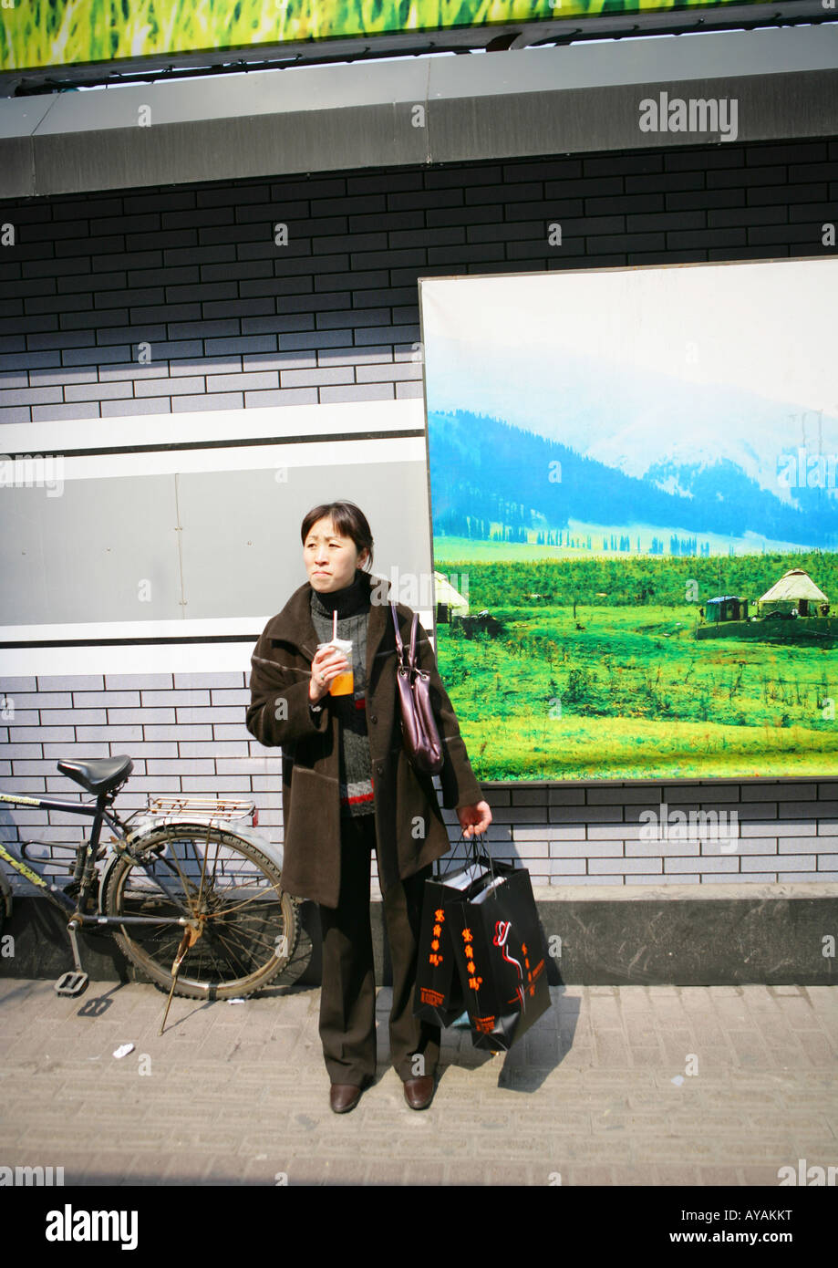 Donna cinese con la bevanda in Shanghai Foto Stock