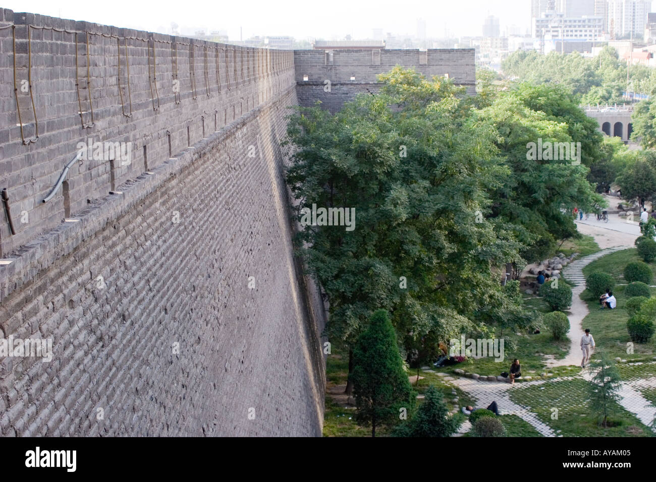 La sezione della città antica parete interna e piccolo parco cittadino di Xian (Xi'an) Cina Foto Stock