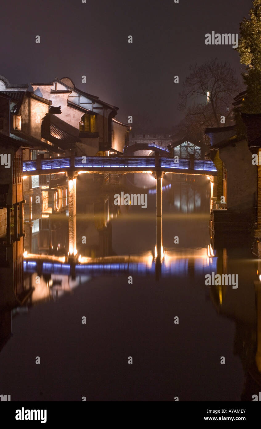 Recentemente ristrutturato anno 1300 Citta' sull'acqua di Wuzhen di notte con ponte sul canal Zhejiang Foto Stock